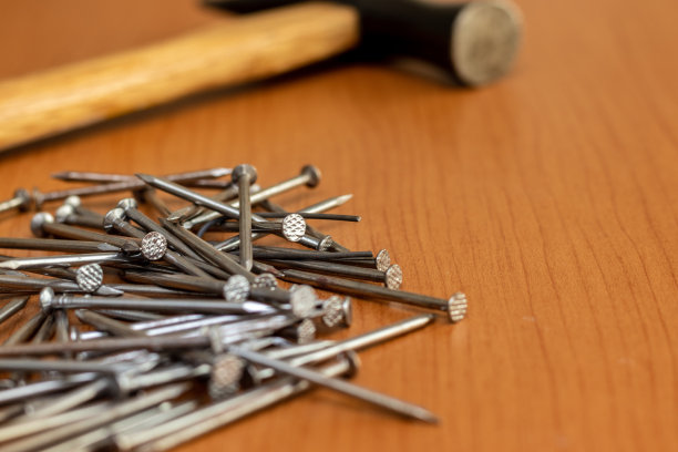 木板上有很多钉子和锤子图片下载