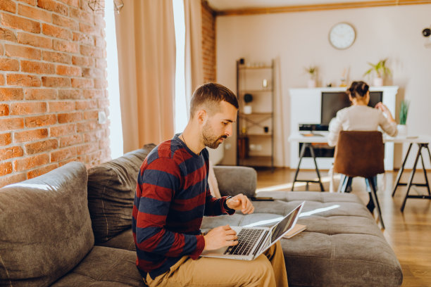 年轻夫妇在家办公图片下载