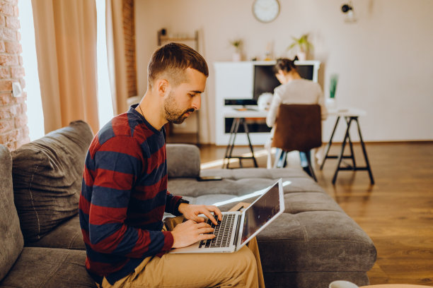 年轻夫妇在家办公图片下载