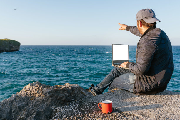 旅行者在用他的电脑图片下载