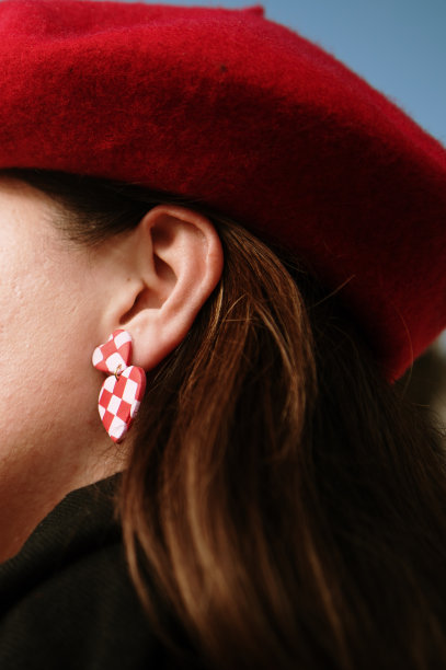 浪漫的手工制作的耳环图片下载