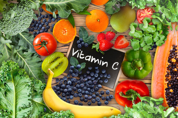 富含维生素C的食物放在木板上。健康饮食。素食。俯视图图片下载