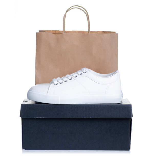 白色皮革运动鞋与黑色的盒子和包装图片下载