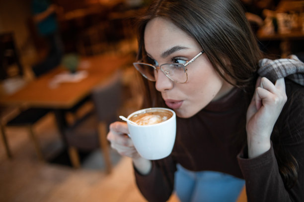 当你年轻的时候，享受每一刻图片下载