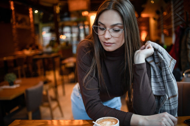 当你年轻的时候，享受每一刻图片下载