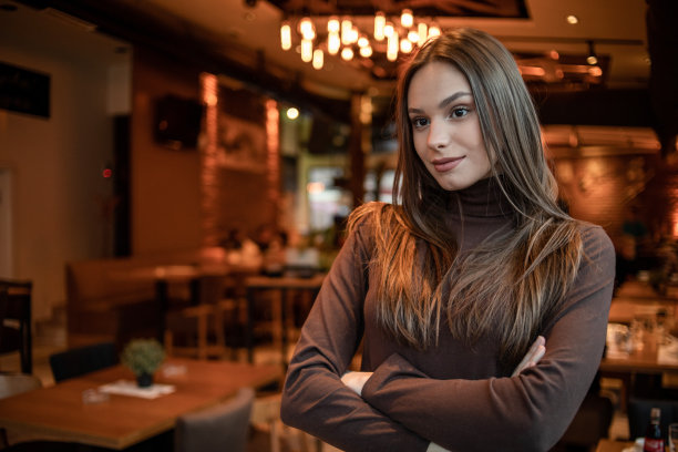 咖啡馆里一个十几岁女孩的肖像图片下载