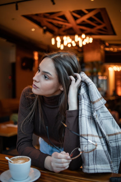 当你年轻的时候，享受每一刻图片下载