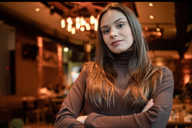 咖啡馆里一个十几岁女孩的肖像图片下载