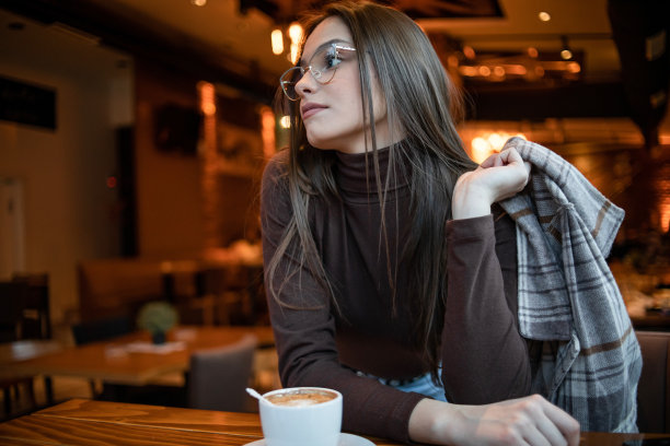 当你年轻的时候，享受每一刻图片下载