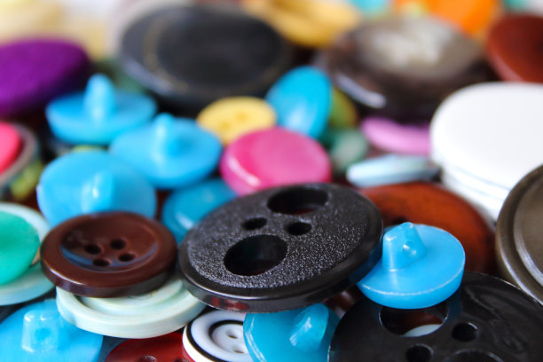 旧的多色塑料纽扣。特写镜头。前视图。背景。纹理。图片下载