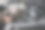 随手关掉旧的催化转化器，背景是技师从发动机汽油车滤清器上清除灰尘堵塞情况图片下载