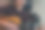 麦克风与流行滤镜特写照片与一个年轻的少年男孩在耳机录音和吉他演奏音乐。现代家庭录音室录音技术和青少年爱好理念。图片下载