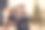 站在圣诞树旁。一群人在室内举行新年聚会图片下载
