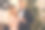 靠着圣诞树站着。幸福的夫妇在室内举行新年聚会图片下载