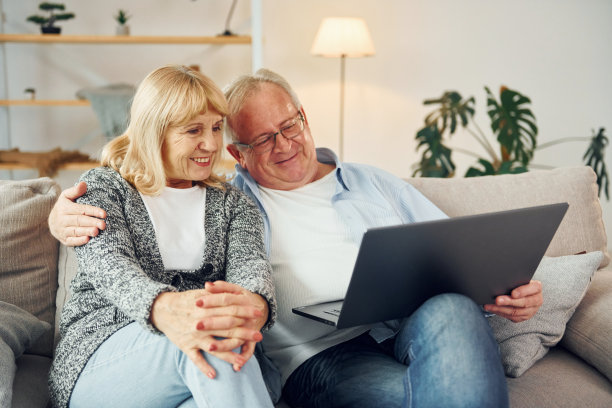 互联网连接。使用笔记本电脑。男长辈和女长辈一起在家图片下载