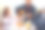 男子在弹原声吉他。一群朋友一起在室内聚会图片下载