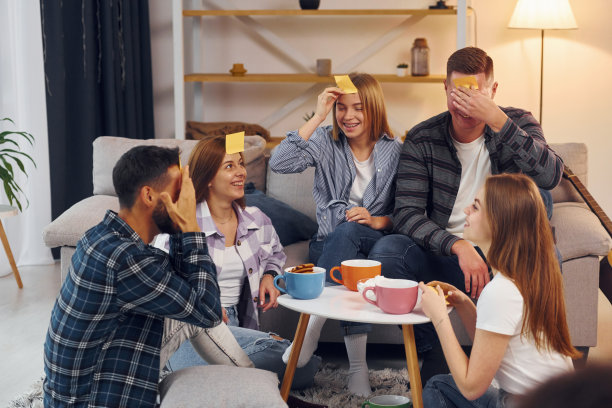 玩我是谁的游戏。一群朋友一起在室内聚会图片下载