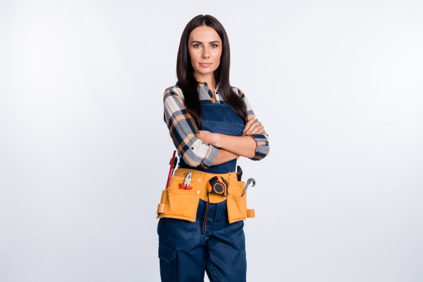 照片严肃自信的女商人在工程师制服与交叉手臂专业孤立在白色背景图片下载