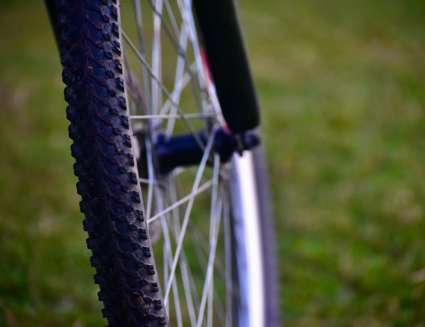 传统的黑色自行车轮胎图片下载