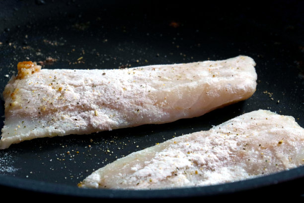 在煎锅里有炸鱼片，自制的食物。图片下载