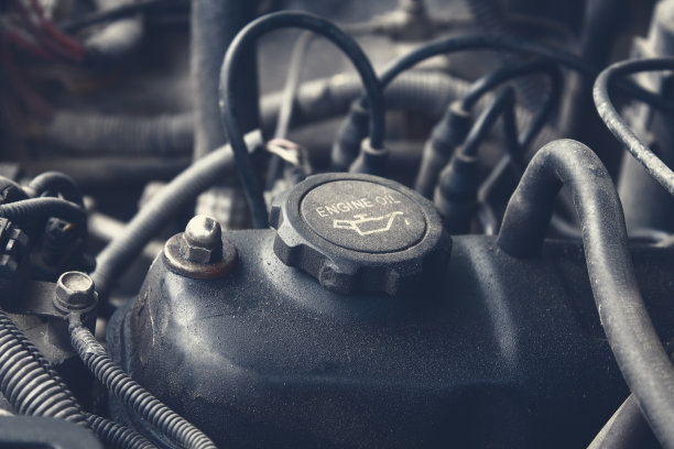 肮脏的汽车引擎。油帽特写。背景。纹理。图片下载