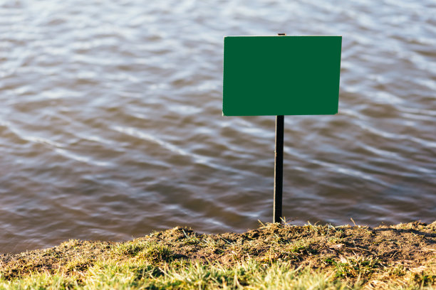 动作捕捉图像-绿色标志，用于在湖上钓鱼。文本的地方图片下载