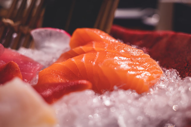 盘子里的冰生鱼片图片下载