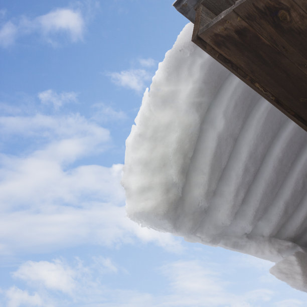 由于融雪，雪堆从屋顶上滑了下来。代表一个危险图片下载