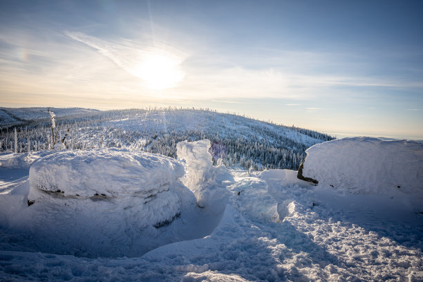 冬天的德赖塞伯格与雪在德国和捷克共和国的边界，巴伐利亚森林-苏玛瓦国家公园，德国-捷克共和国。高质量的照片图片下载