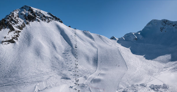 红波利亚纳滑雪场的黑色金字塔山的马戏团2号图片下载