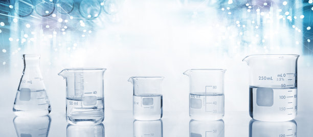 透明玻璃烧瓶和烧杯化学科学研究实验室和蓝白色横幅背景图片下载