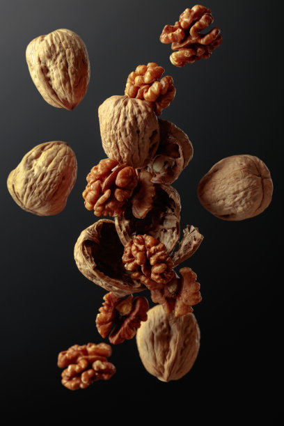 黑色背景上的核桃。图片下载