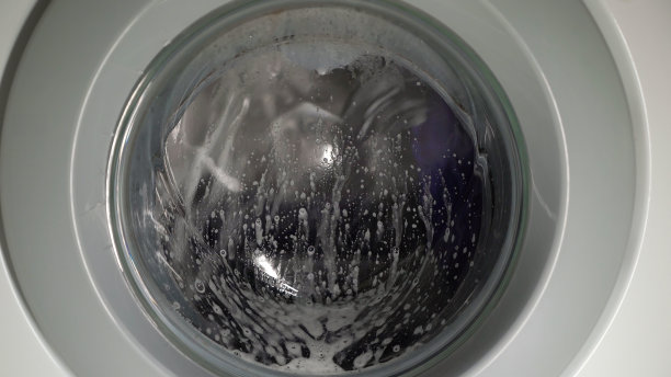 洗衣机洗衣服。洗衣机的滚筒在转动图片下载