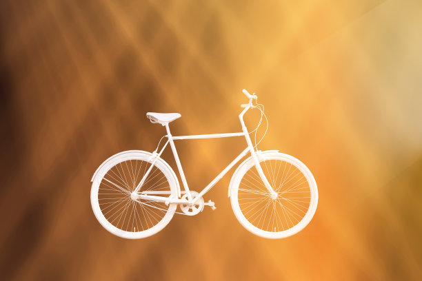 白色的自行车在光线中图片下载