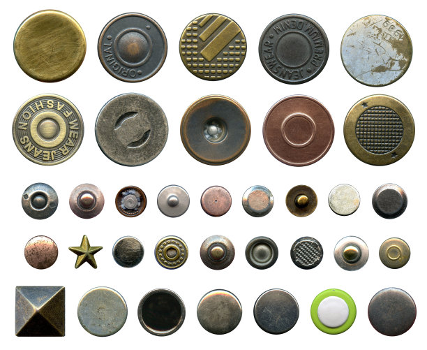 一套不同的金属纽扣和铆钉。复古时尚配饰特写孤立在白色背景上。牛仔文化现代风格图片下载