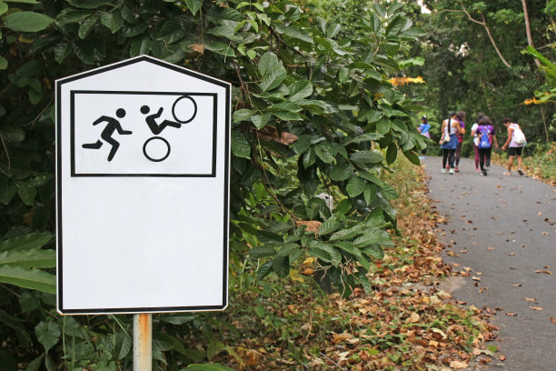 白色标志与跑步者和自行车的图标图片下载