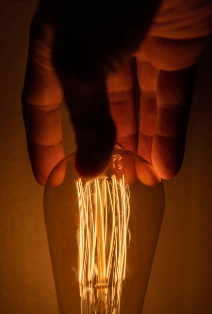 拧上老式爱迪生灯泡图片下载