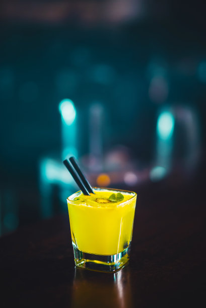 绿色柠檬鸡尾酒在小玻璃杯与副本空间图片下载