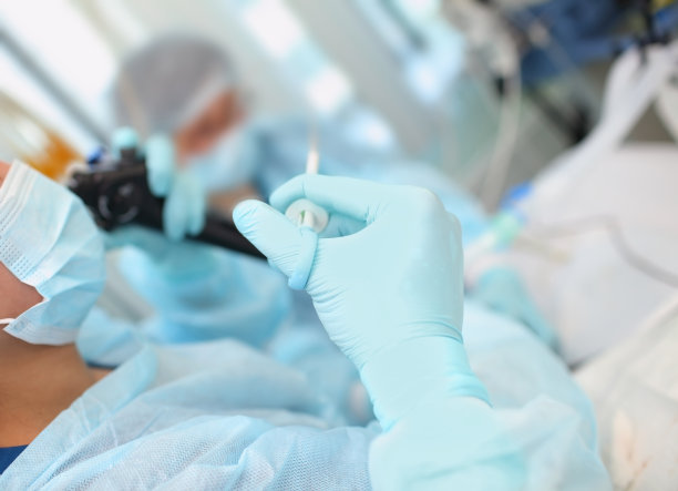 一组卫生工作者在内镜检查过程中从病人身上采集样本图片下载