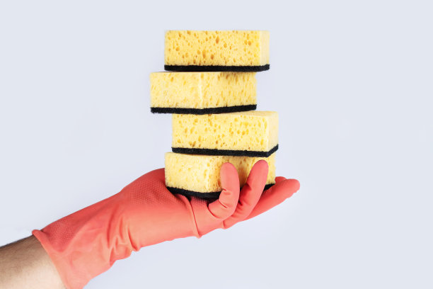 手戴橡胶手套，拿着清洁海绵图片下载