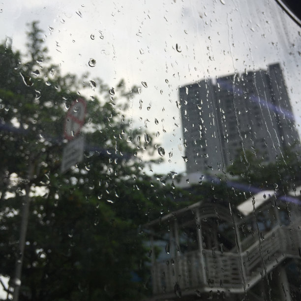 雨点在挡风玻璃上流动(雨点在挡风玻璃上)。图片下载