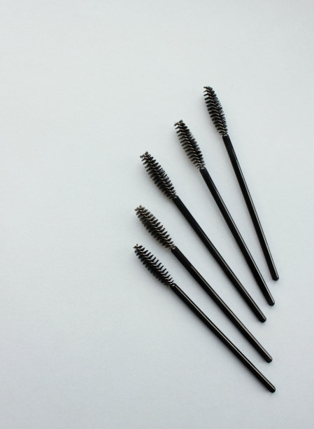 睫毛刷的概念，睫毛膏在蓝色的背景。有复制空间的模型图片下载