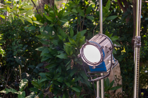 拍摄的过程。聚光灯照亮。电影场景，户外有很多灯。电影灯光户外图片下载