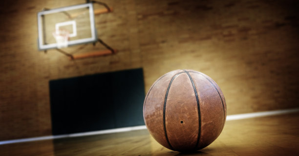 比赛和运动球场上的篮球图片下载