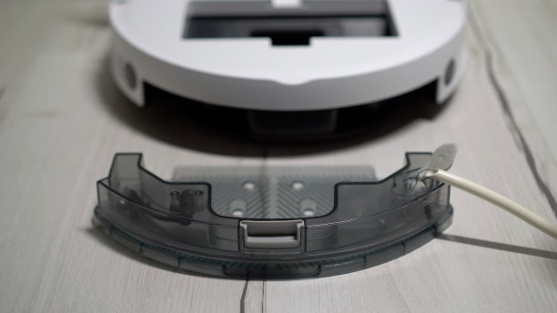 清洗吸尘器。向水箱注水。智能家居技术图片下载