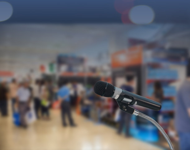 麦克风在舞台、会议或活动背景模糊的情况下是模糊和柔软的。图片下载