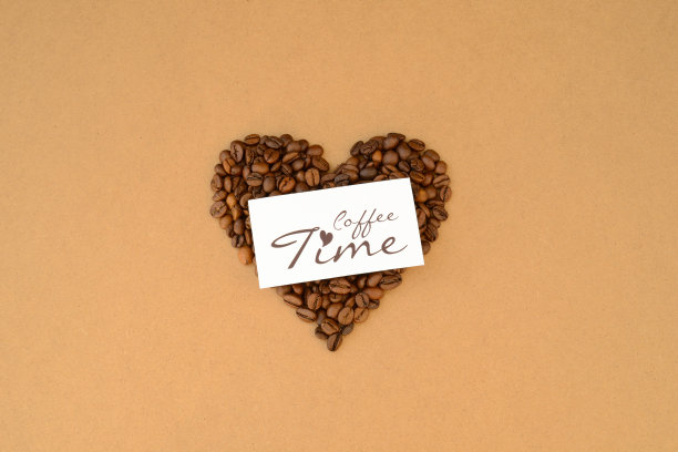 心形咖啡豆，卡片与文字咖啡时间在牛皮纸背景，咖啡情人节图片下载
