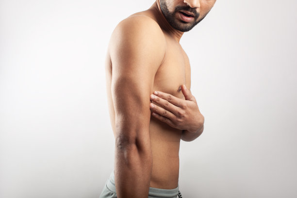 男子赤膊上身三头肌受伤图片下载