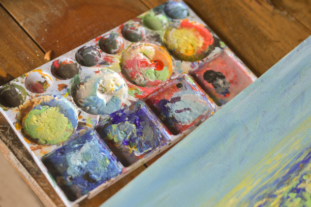 采用水彩搅拌盘铺设在木地板上图片下载