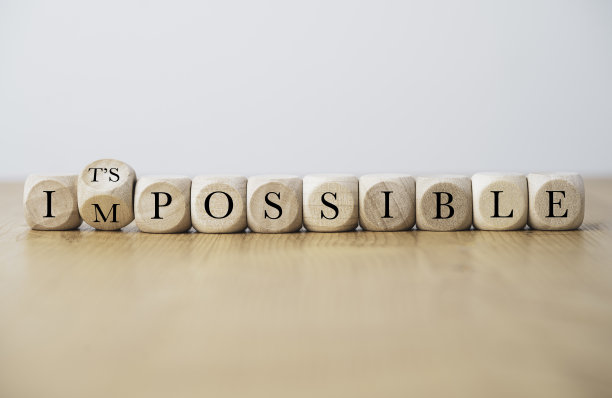 在木块上翻转“不可能”和“可能”的措辞，将消极的工作和生活观念转变为积极的心态。图片下载